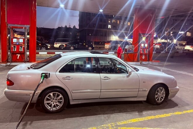 Mercedes E 240-6