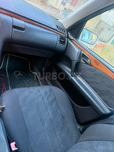 Mercedes E 240-8