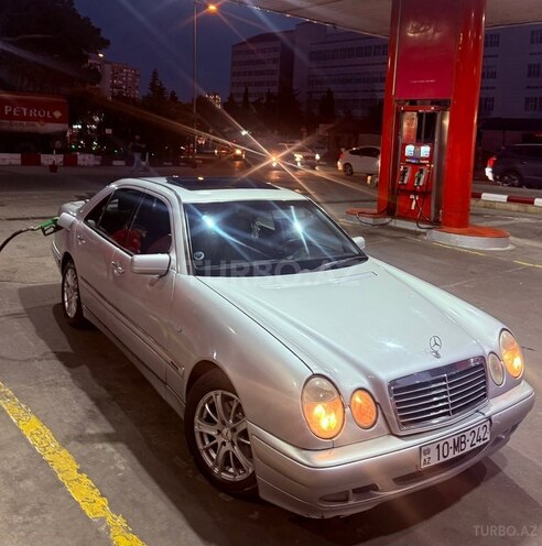 Mercedes E 240-1