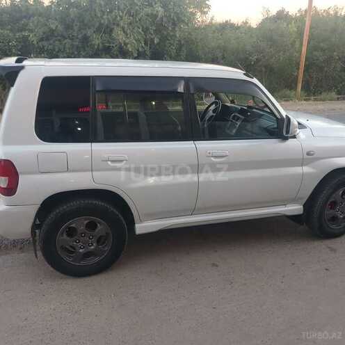 Mitsubishi Pajero io-7