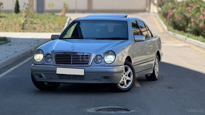 Mercedes E 240-1