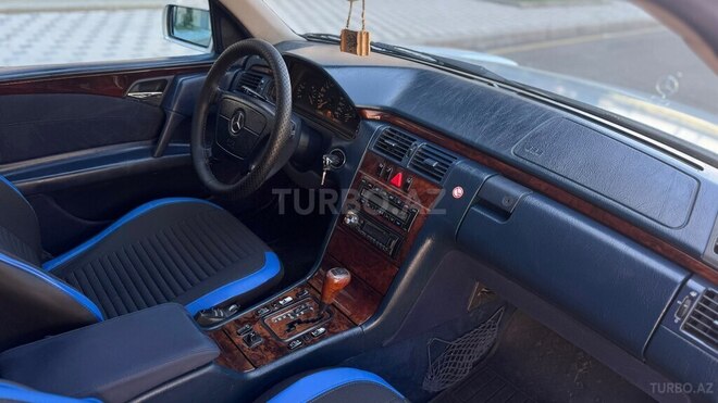 Mercedes E 240-11