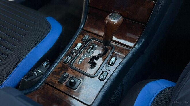 Mercedes E 240-13