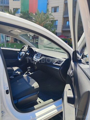 Hyundai Accent-12