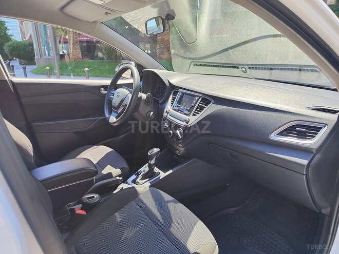 Hyundai Accent-11