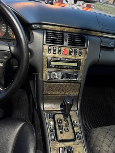 Mercedes E 240-4