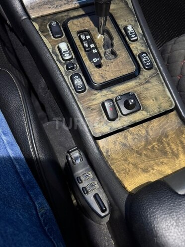 Mercedes E 240-11