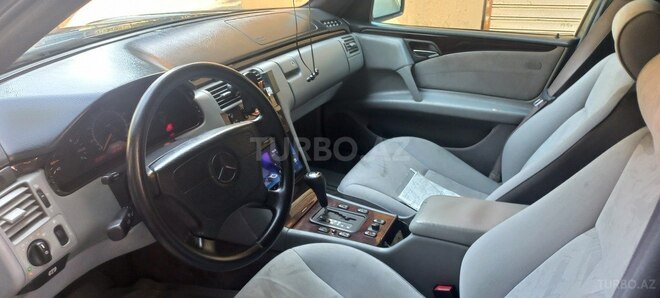 Mercedes E 280-8