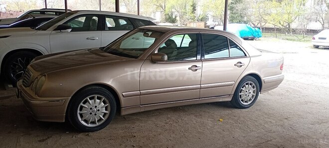 Mercedes E 240-4