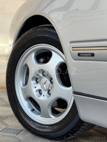 Mercedes E 220-11