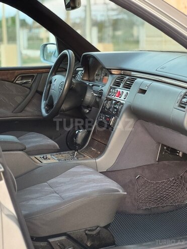 Mercedes E 220-12