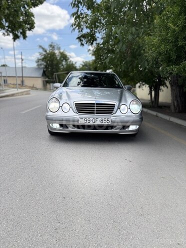 Mercedes E 270-1