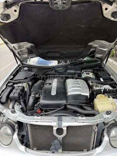 Mercedes E 270-11