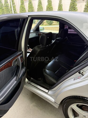 Mercedes E 270-9
