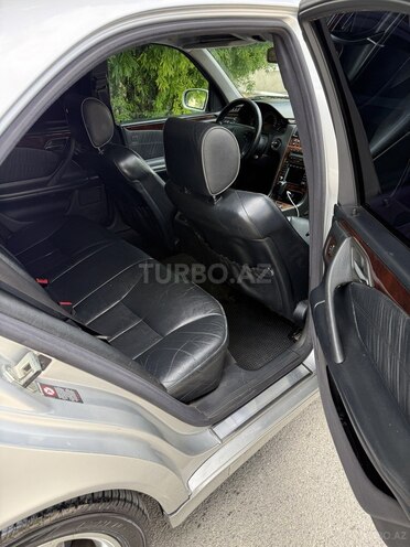 Mercedes E 270-7