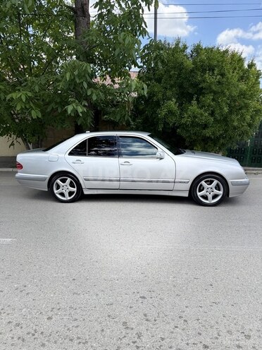 Mercedes E 270-3