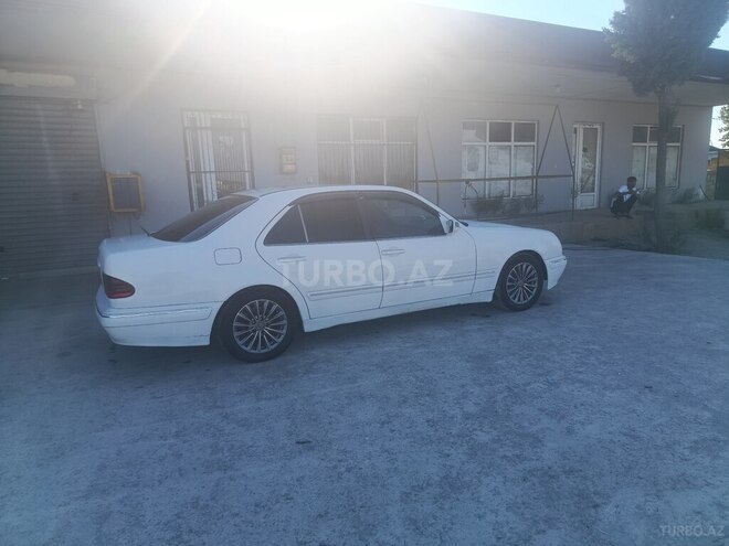 Mercedes E 220-11