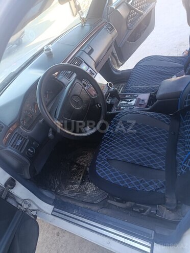 Mercedes E 220-12