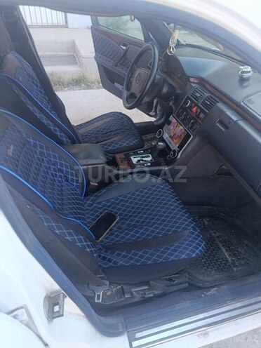 Mercedes E 220-13