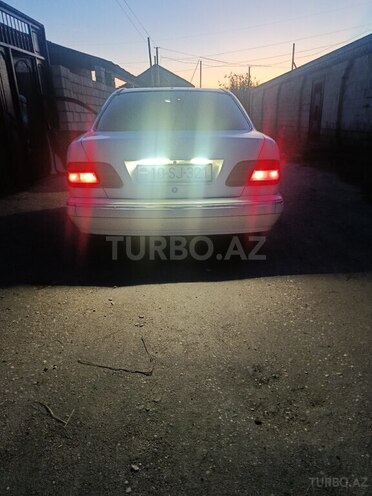 Mercedes E 220-21
