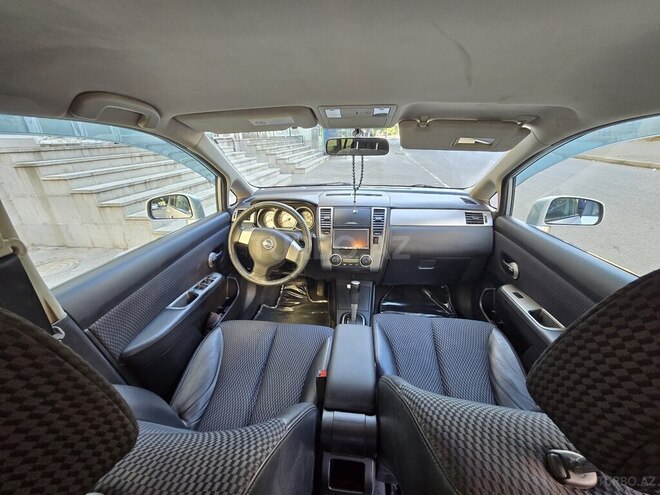 Nissan Tiida-13