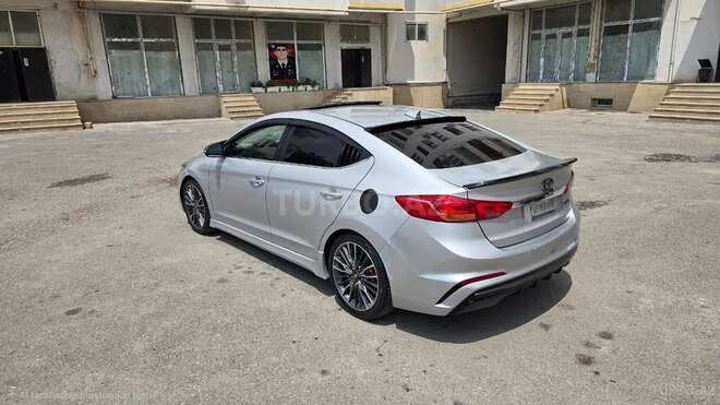 Hyundai Elantra-9