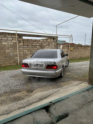 Mercedes E 200-11