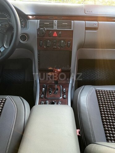 Mercedes E 200-10