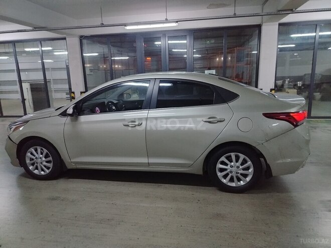 Hyundai Accent-4