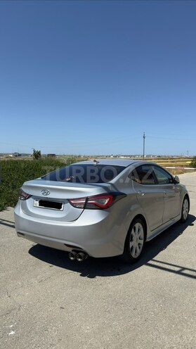 Hyundai Elantra-12