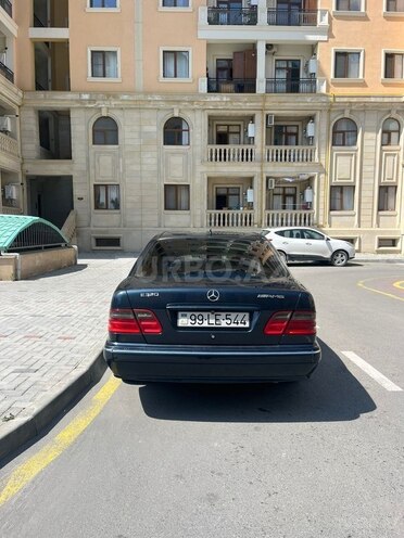 Mercedes E 320 4MATIC-2