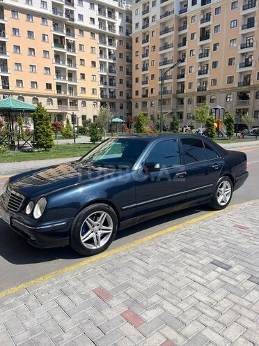 Mercedes E 320 4MATIC-3