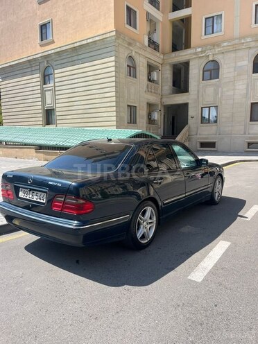 Mercedes E 320 4MATIC-4