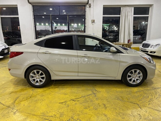 Hyundai Accent-4