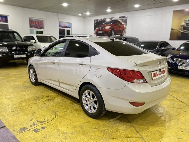Hyundai Accent-7