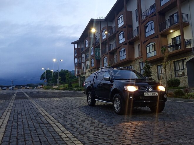 Mitsubishi L200-1