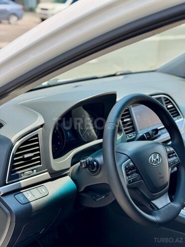 Hyundai Elantra-10