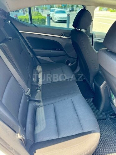 Hyundai Elantra-12