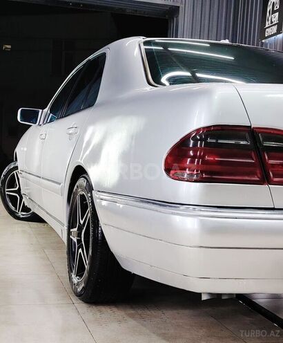 Mercedes E 300-8