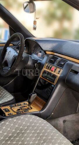 Mercedes E 300-9