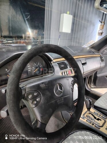 Mercedes E 300-10