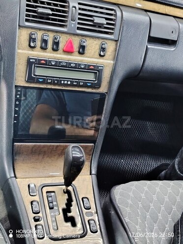 Mercedes E 300-11