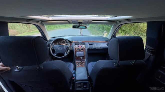 Mercedes E 240-13