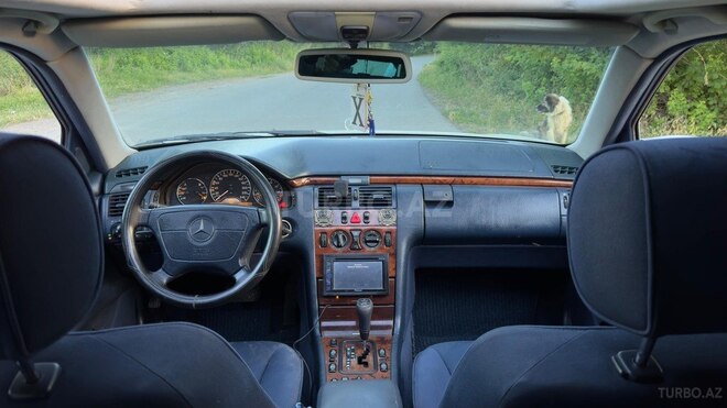 Mercedes E 240-11