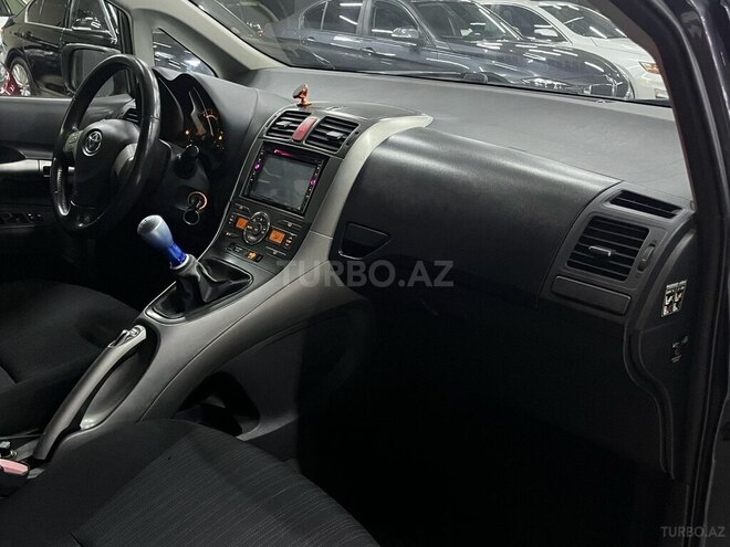 Toyota Auris-12