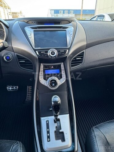 Hyundai Elantra-12