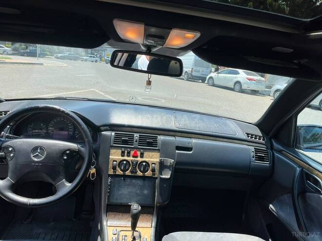 Mercedes E 240-10