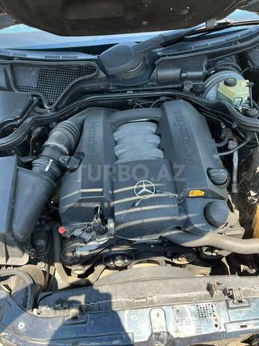 Mercedes E 240-16