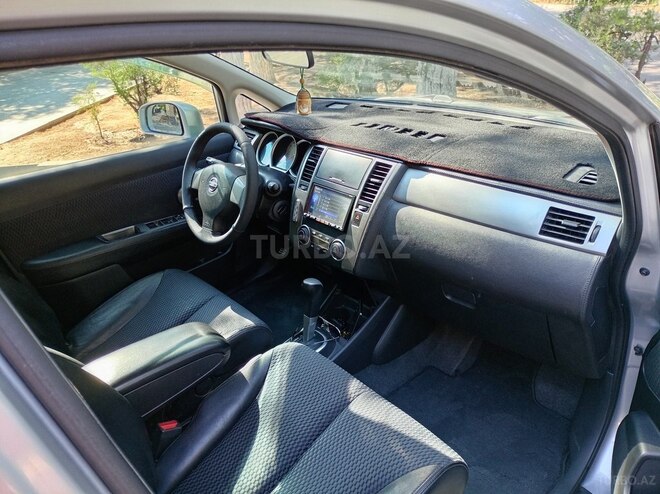 Nissan Tiida-12