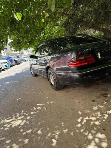 Mercedes E 270-2
